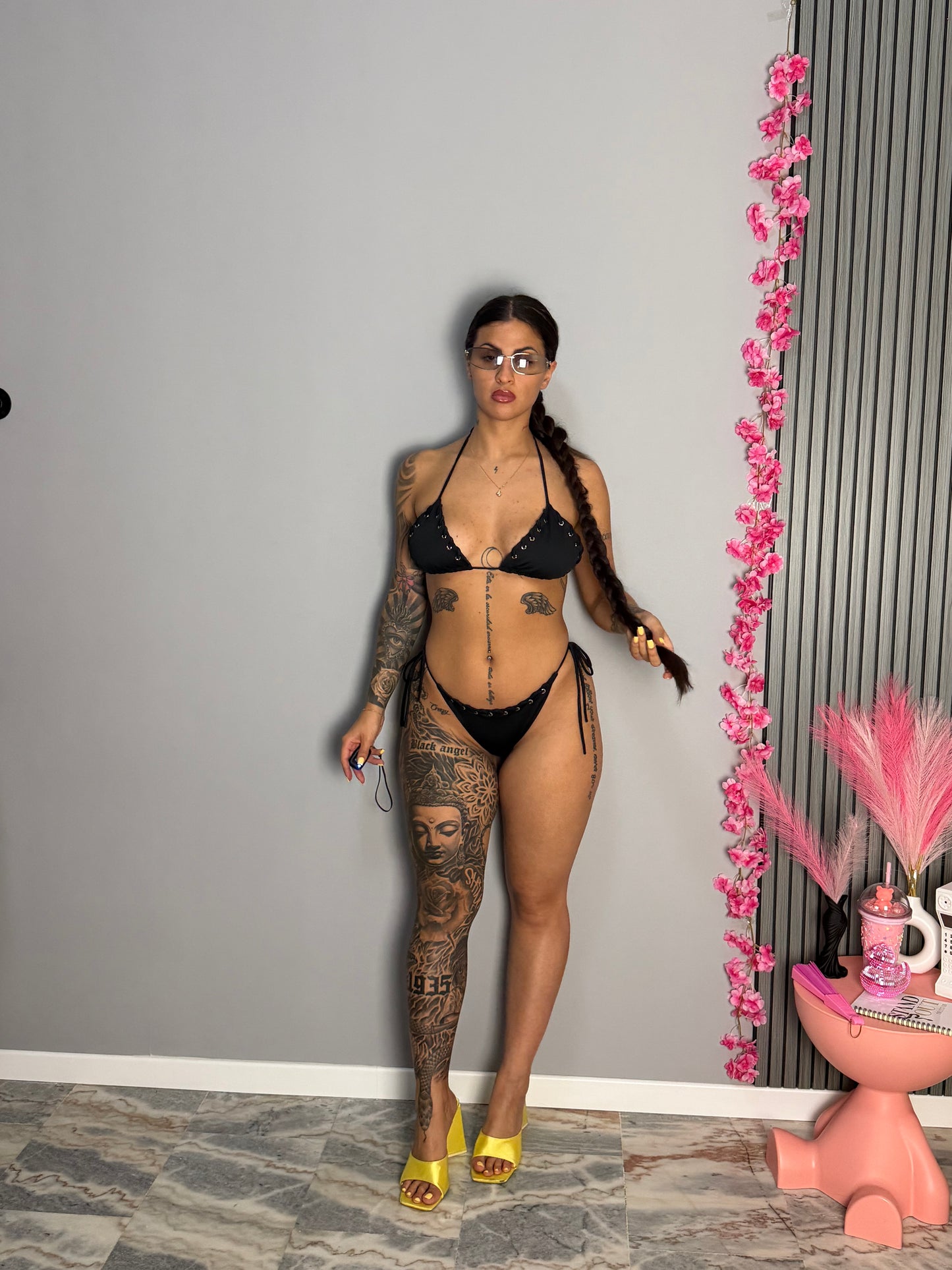 Bikini stringato con occhielli