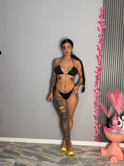 Bikini stringato con occhielli
