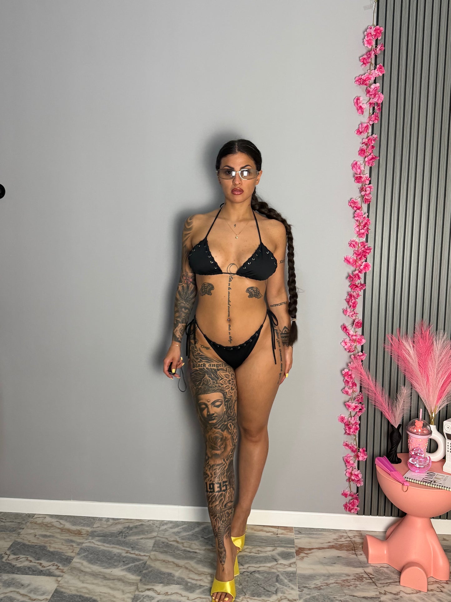 Bikini stringato con occhielli